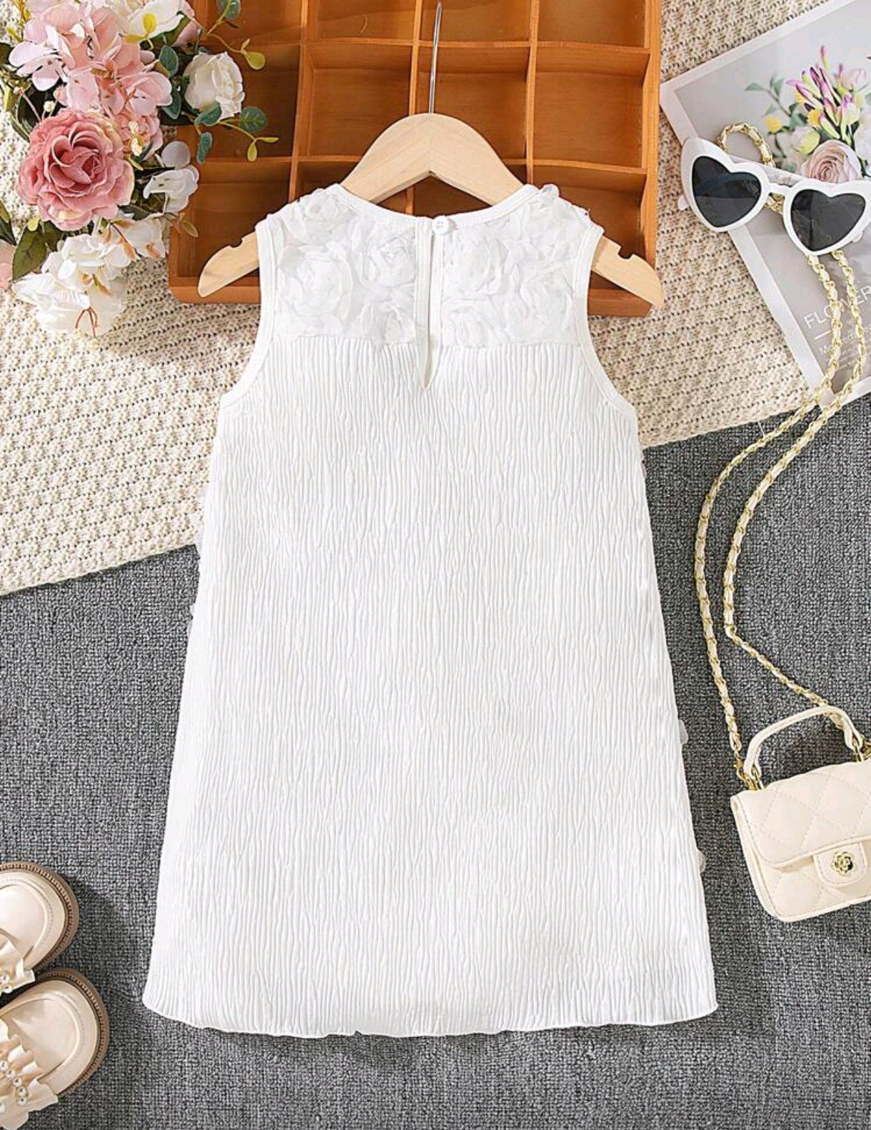 Vestido sin mangas con diseños en rosa