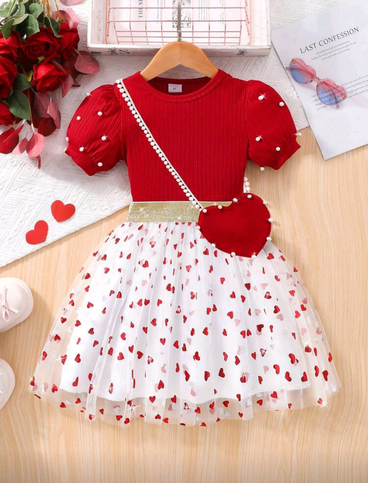 Blusa con mangas acanaladas y detalles en perlitas+ vestido de tul con diseño de corazón+ bolsito