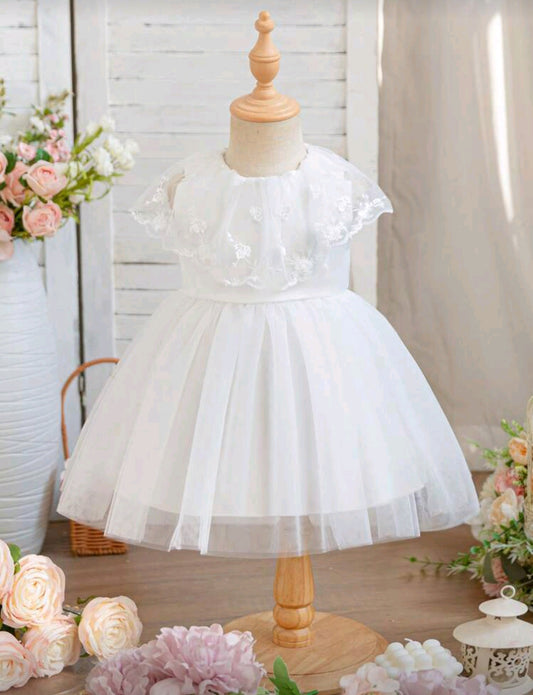 Vestido blanco bebe con cuello de renda