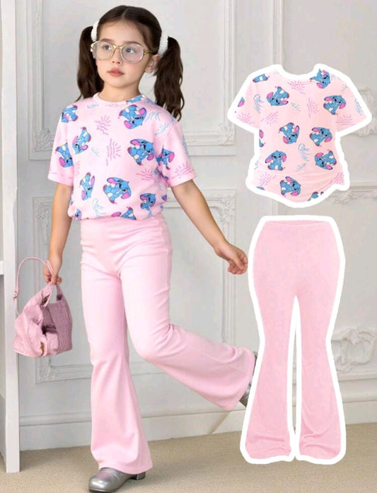 Remera con diseño + pantalón acampanado