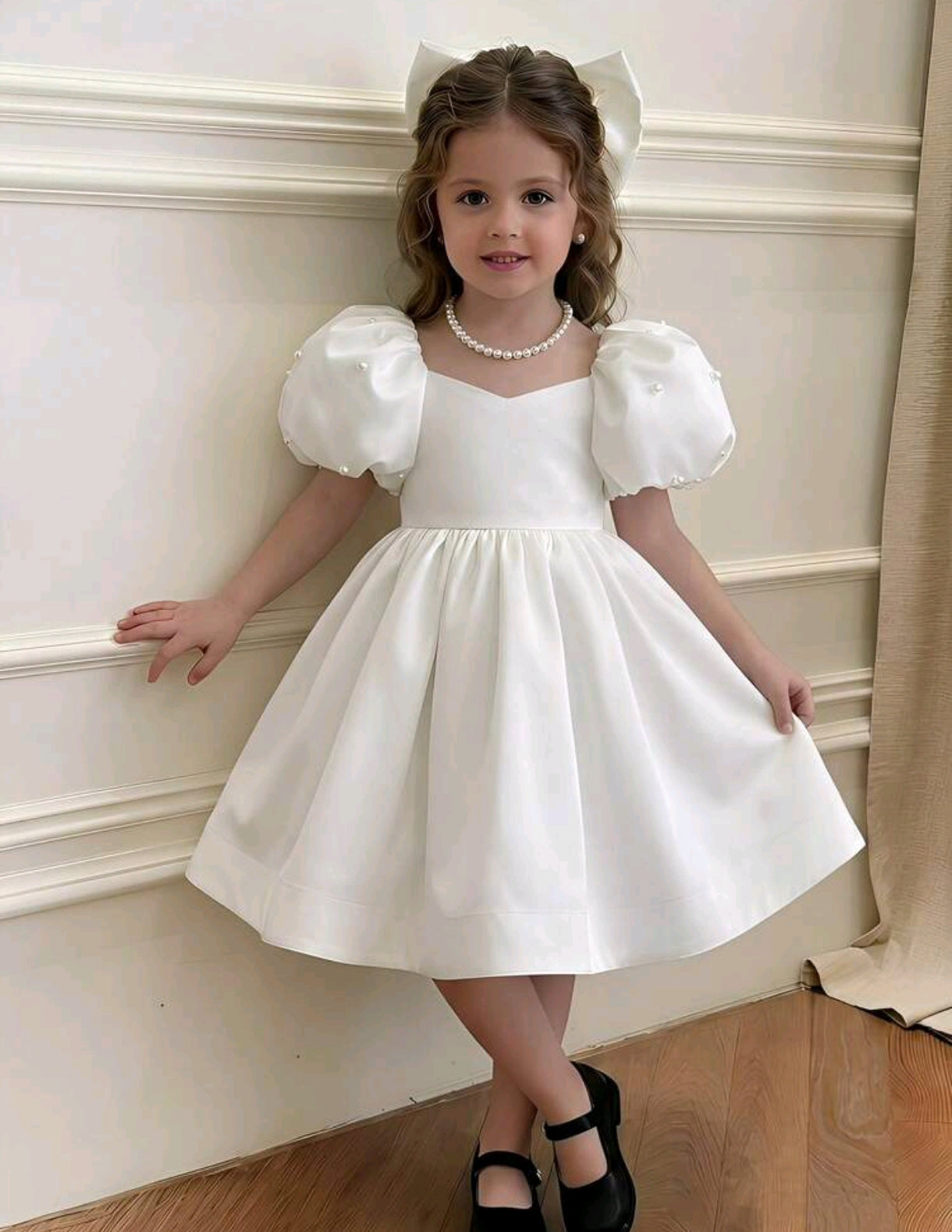 Vestido Blanco de mangas abullonadas con detalles en perlitas