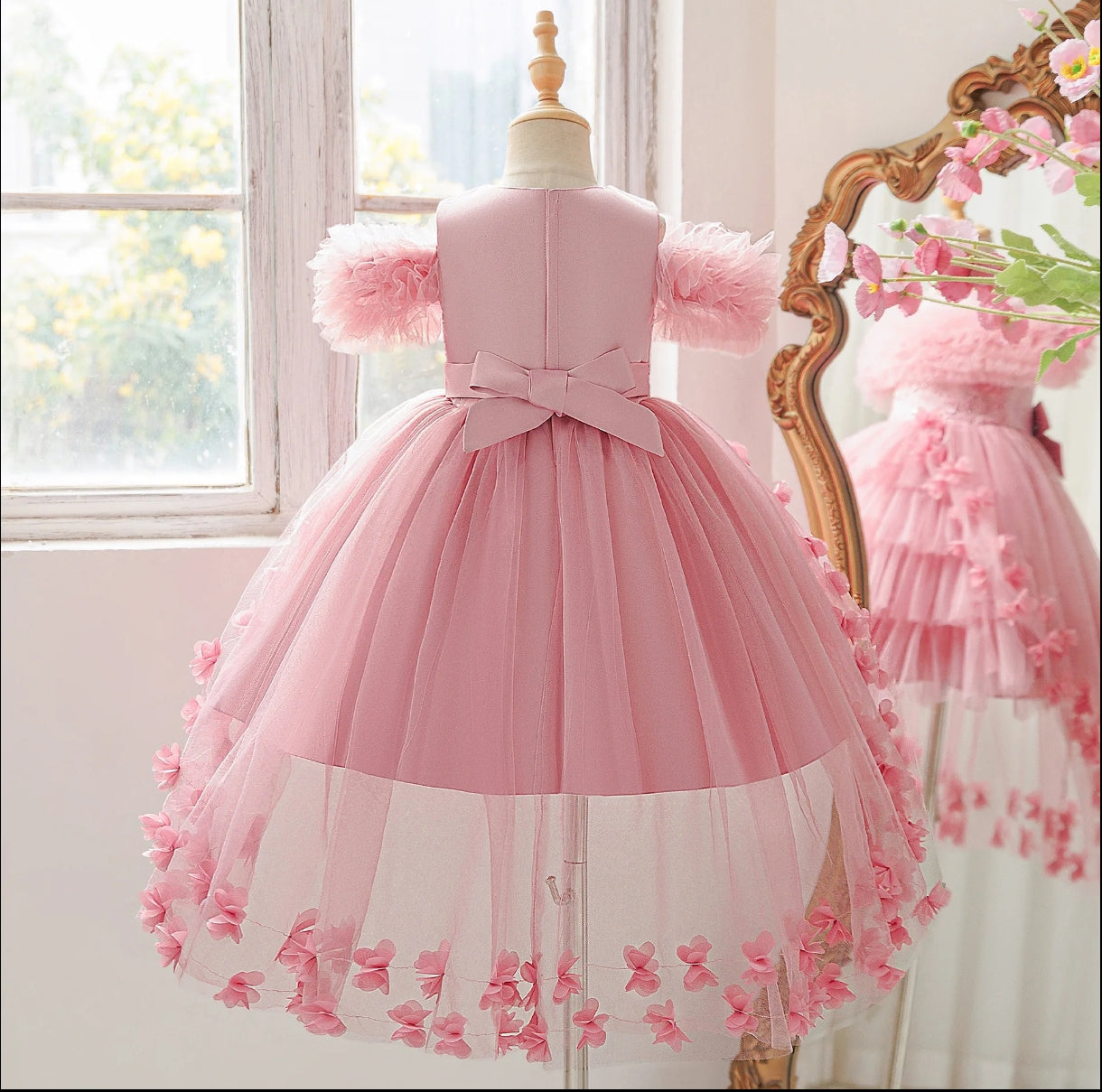 Vestido Elegante con detalles en flores y cola larga