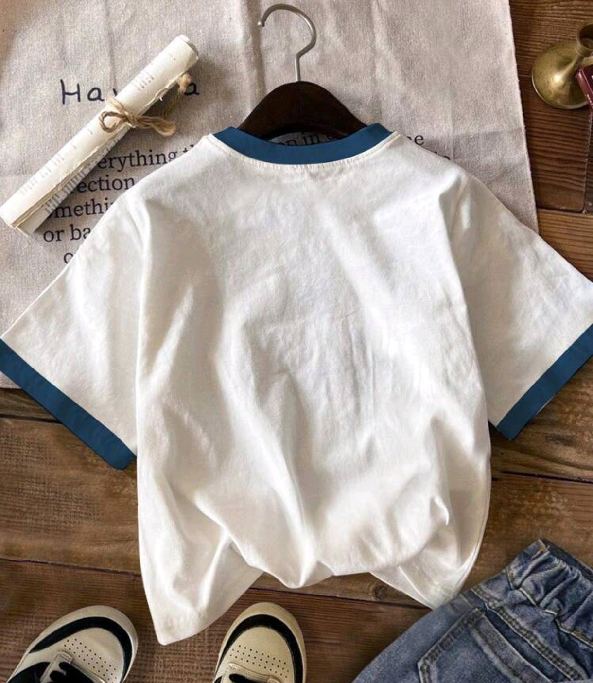 Remera blanca con estampa de corazones