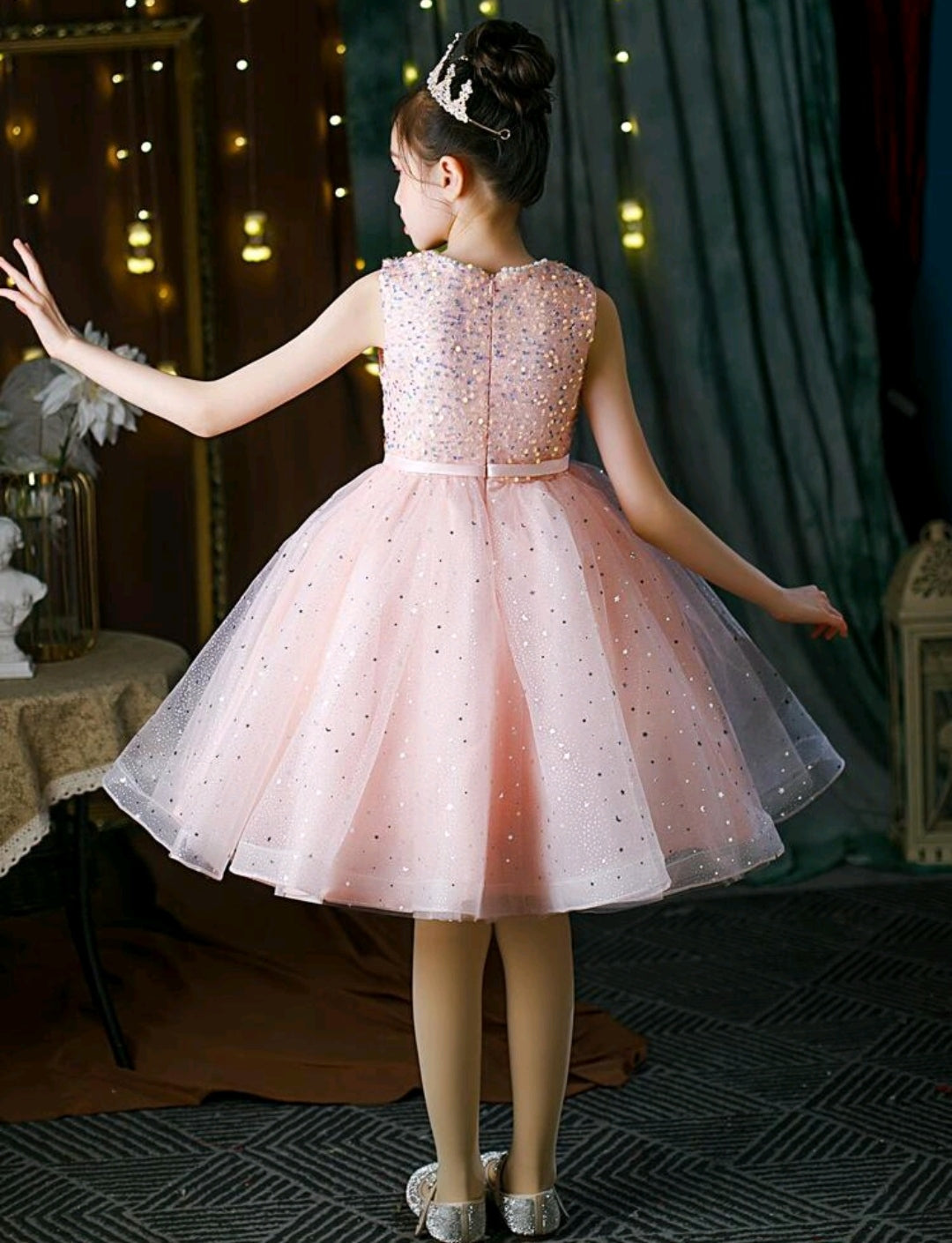 Vestido elegante con lentejuelas y perlitas