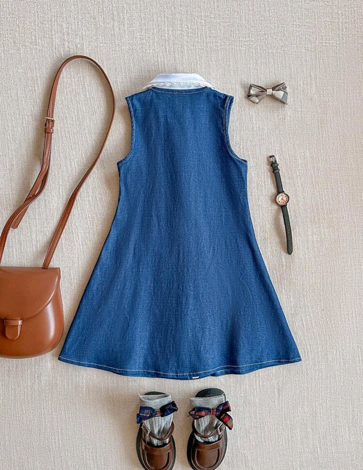 Vestido sin mangas con cuello y botones de perlas