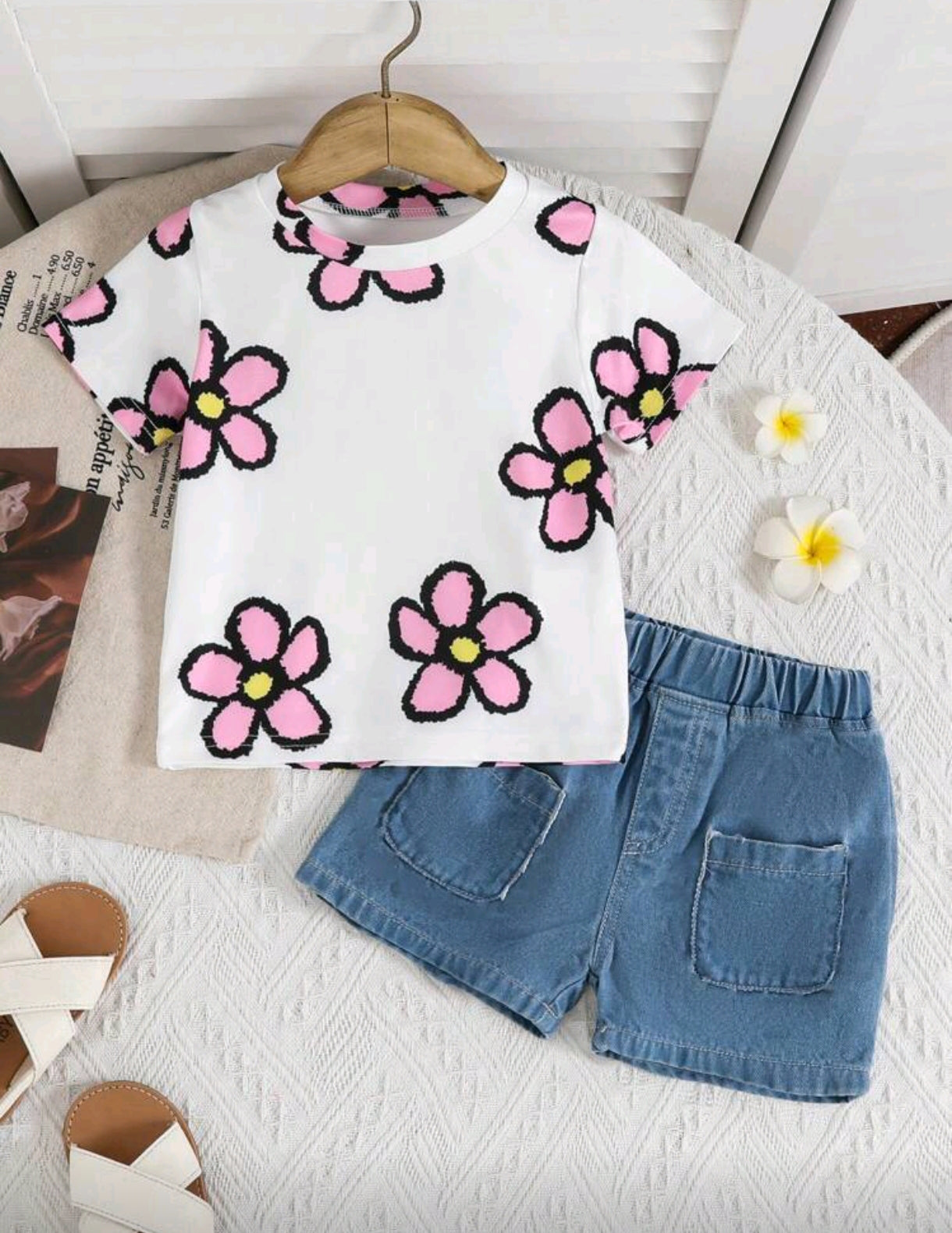 Remera estampada + short de jeans.