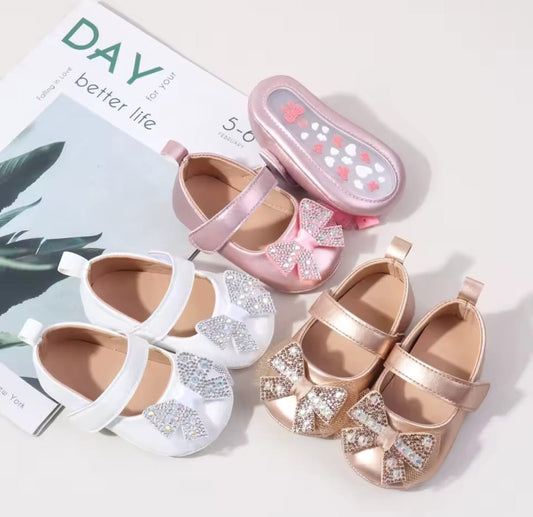 Acc. Zapatito suela engomada con detalles en moño y brillos