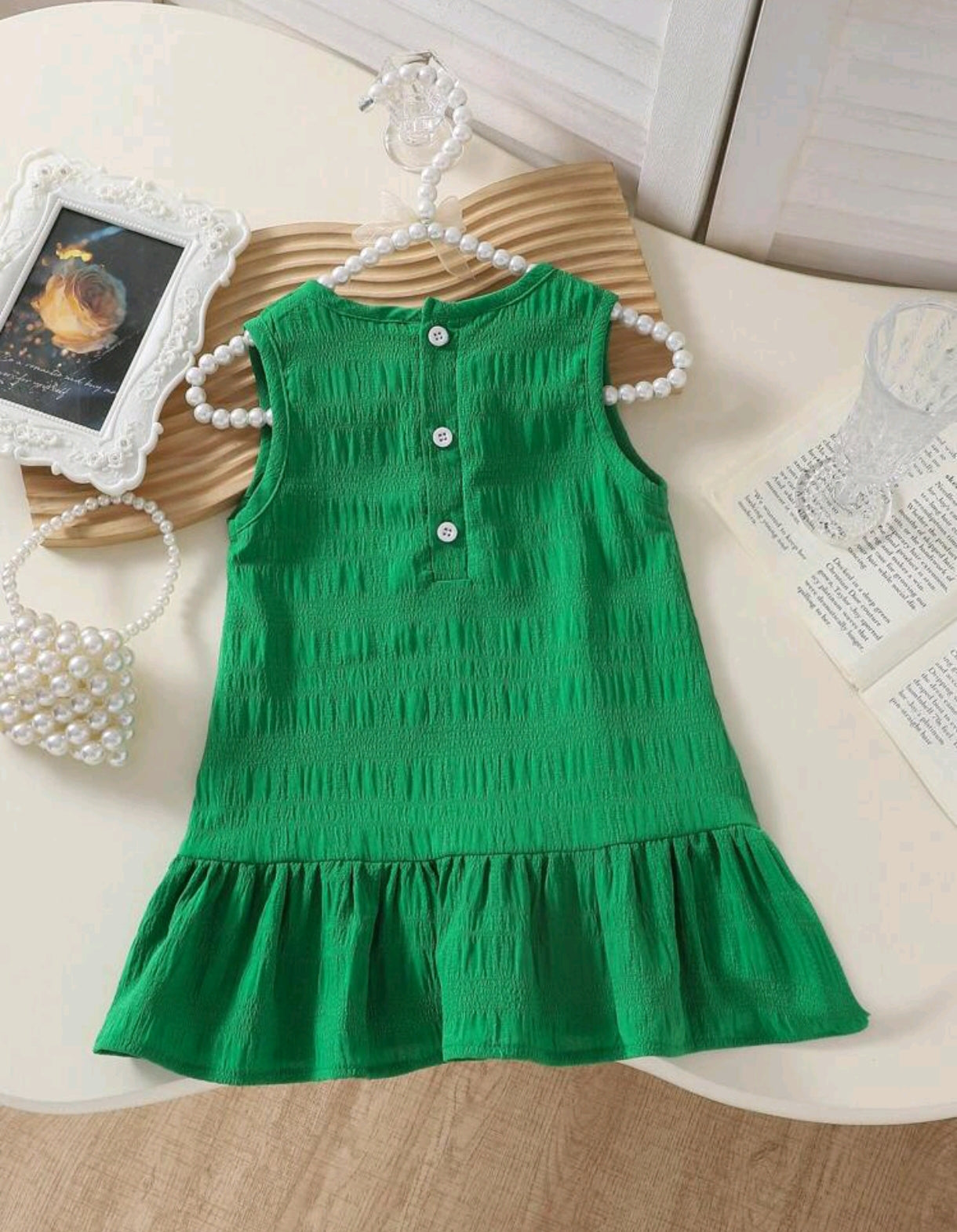 Vestido sin mangas con volados