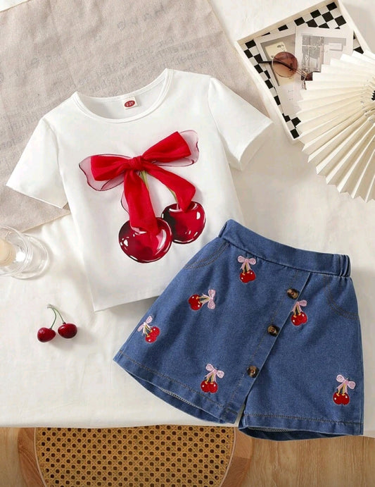 Remera con diseño de cereza + short pollera de jeans con bordados de cereza