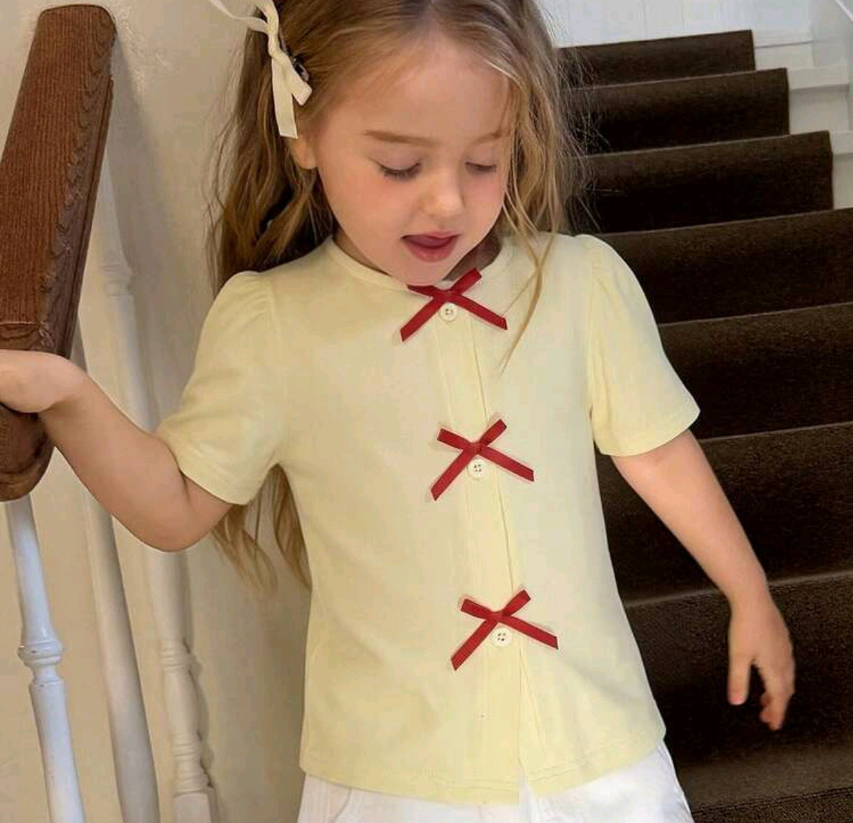 Blusa amarilla con moñitos
