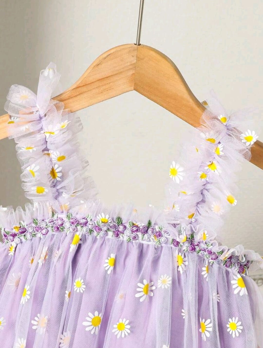 Vestido con detalles en margaritas