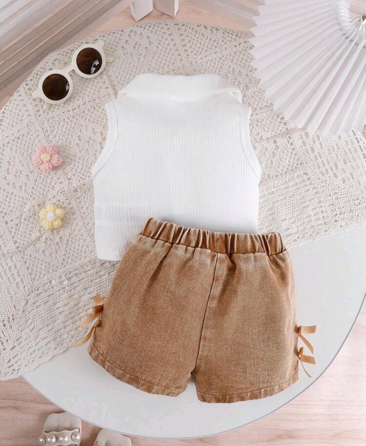 Blusa sin mangas con cuello+ short marrón de jeans