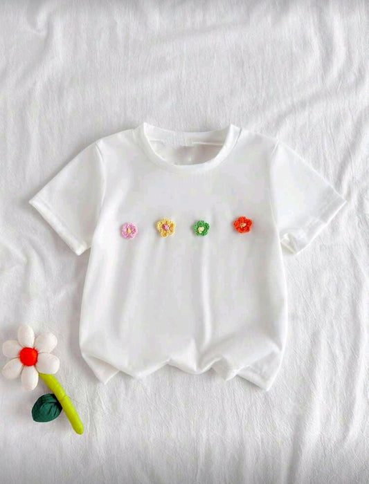 Remera con detelles en flores