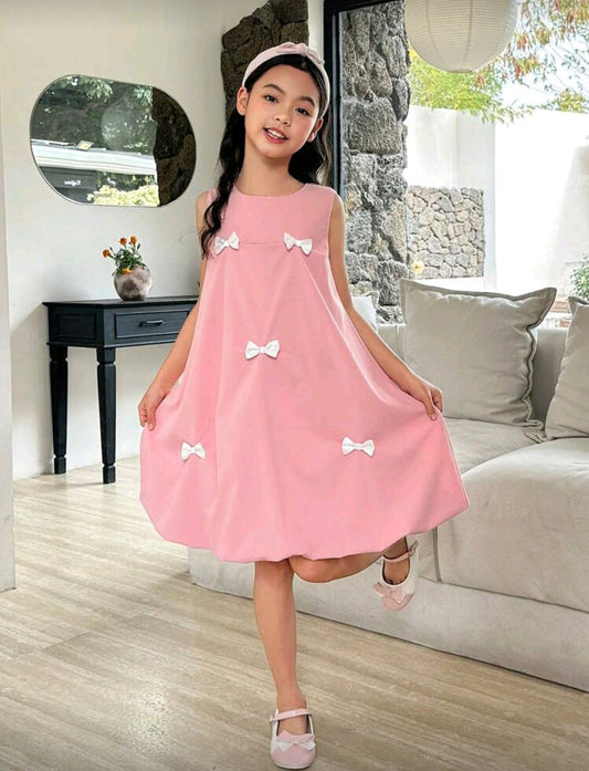 Vestido elegante sin mangas con detalles en moño