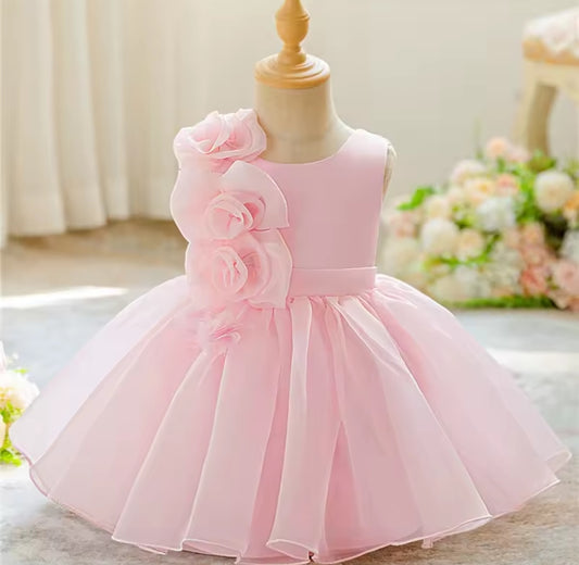Vestido elegante con detalles en flores
