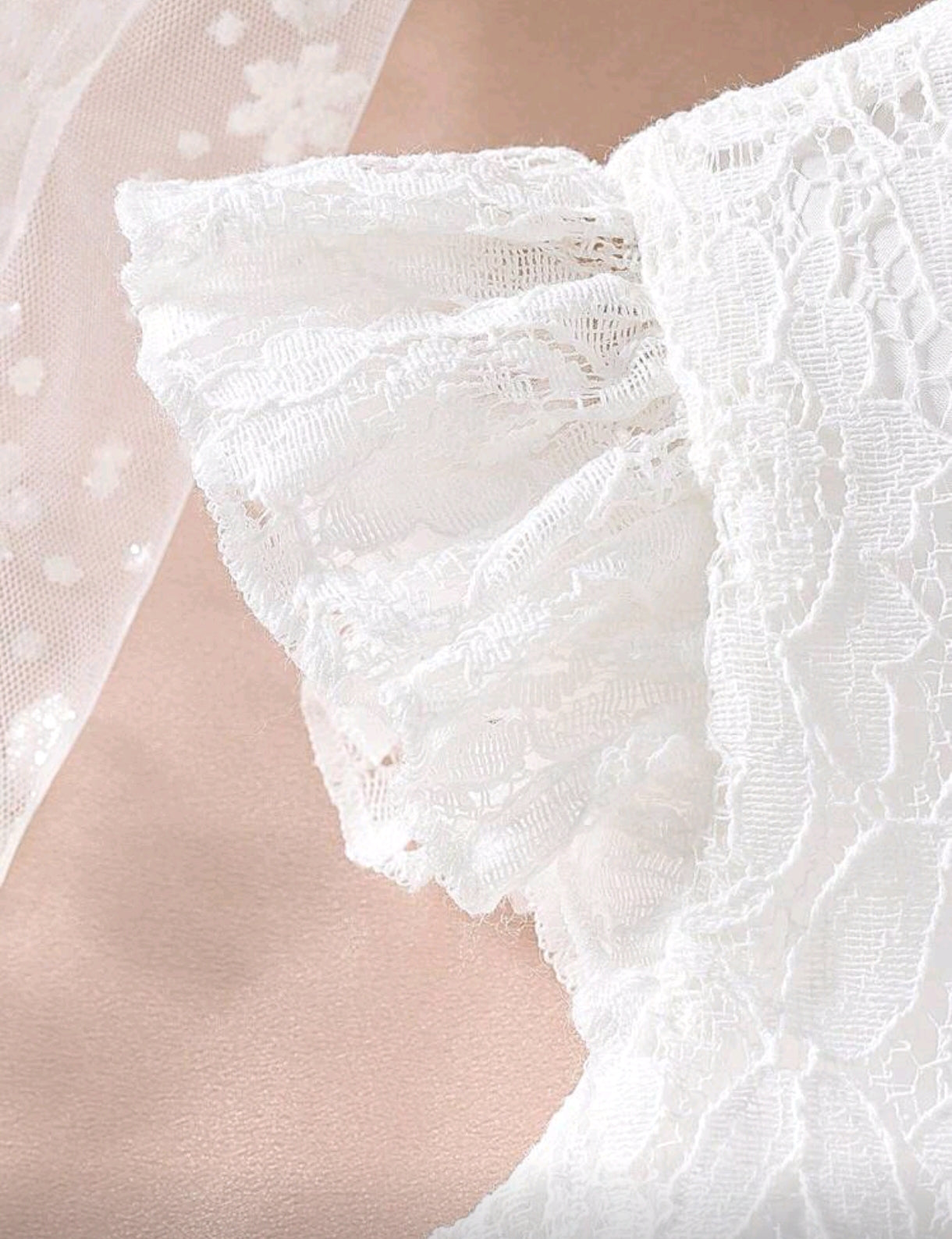 Vestido blanco de encaje con cinta