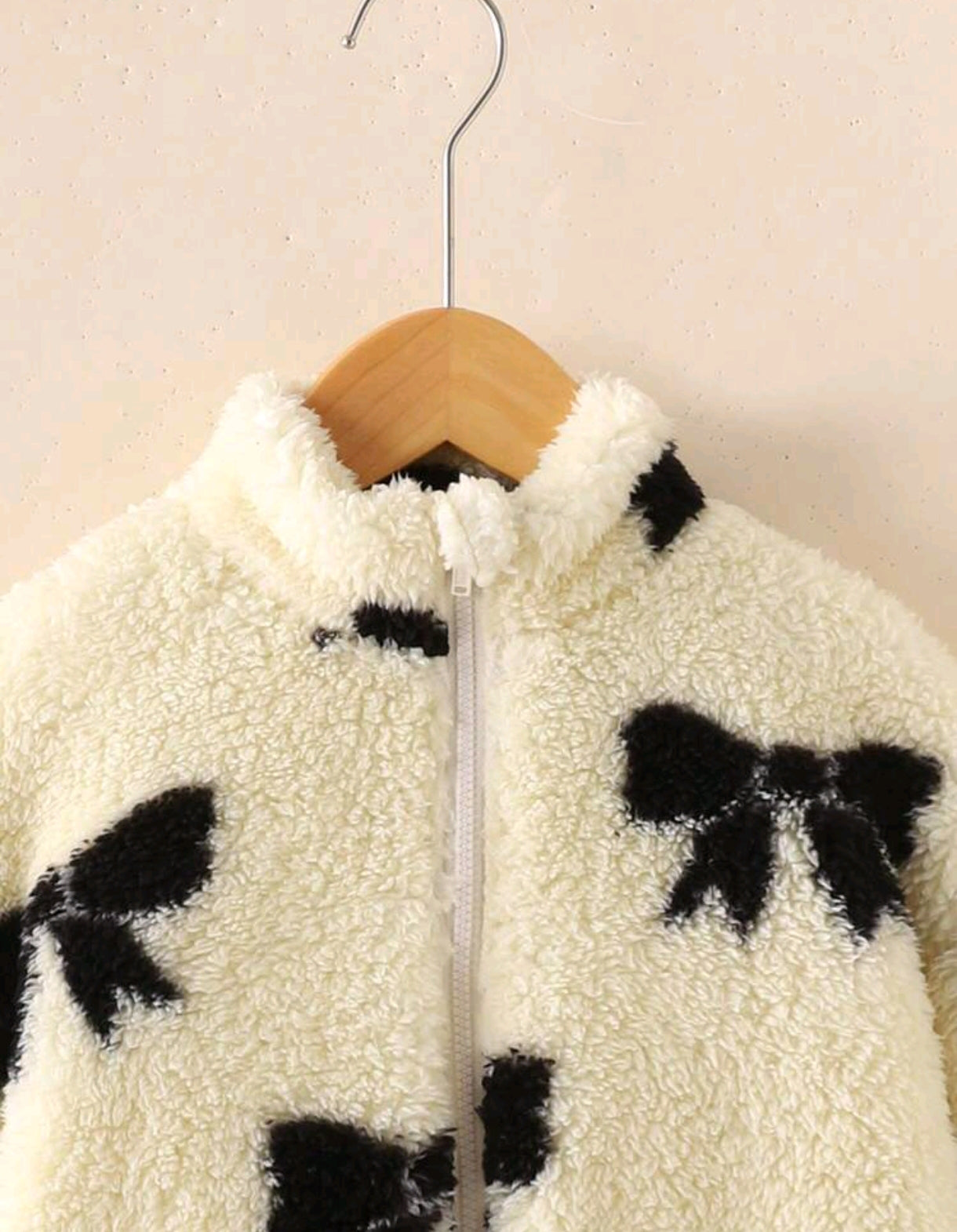 Abrigo tipo teddy con diseño de moños