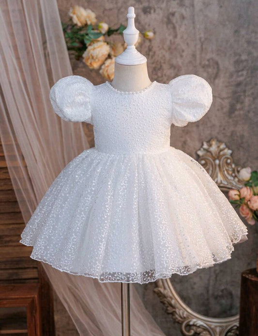 Vestido Blanco de mangas abullonadas, con encaje y detalles en perlitas