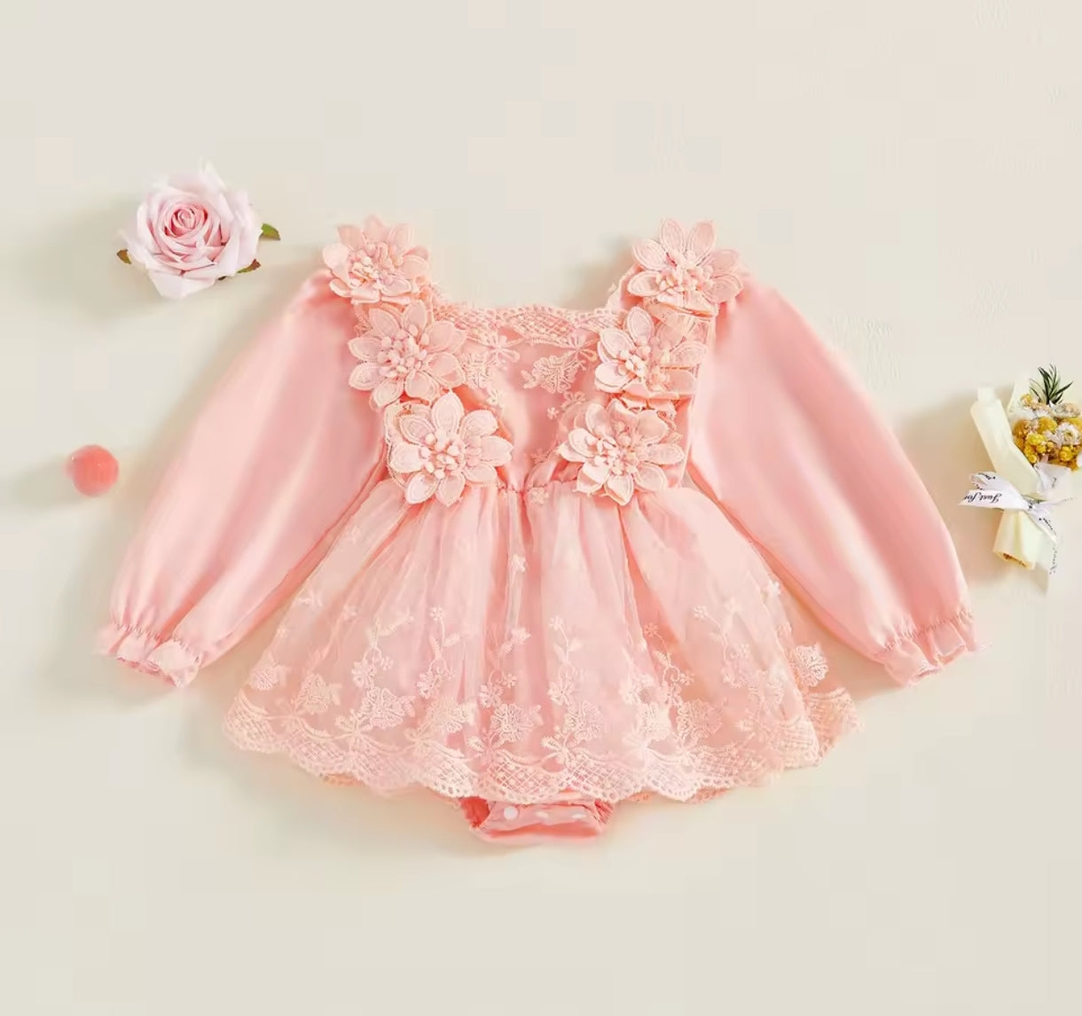 Body vestido de mangas largas con detalles en flores