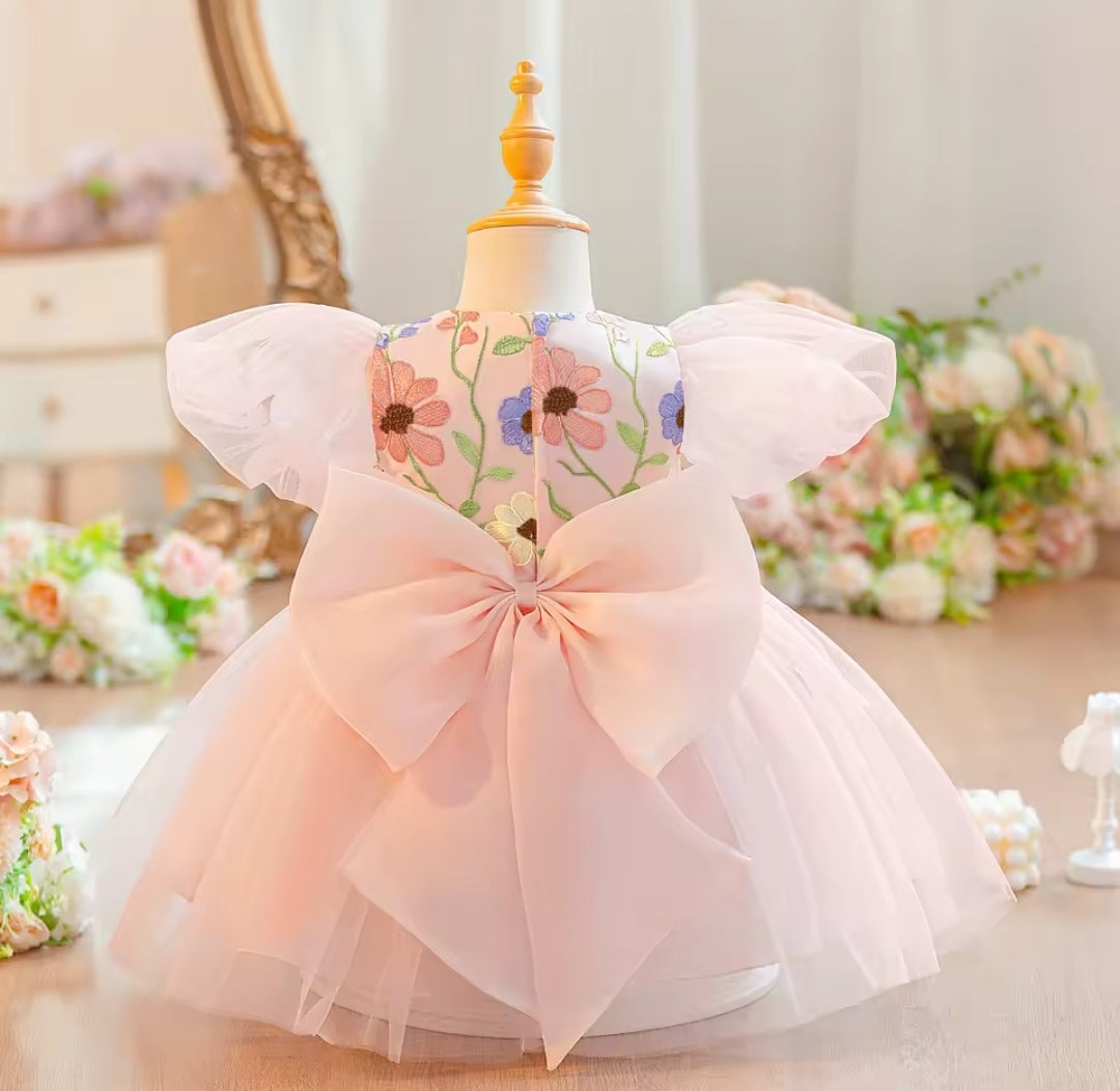 Vestido elegante con bordados floral