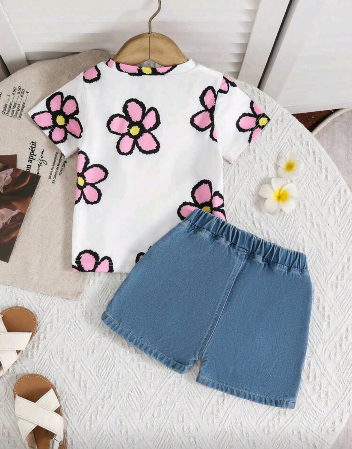 Remera estampada + short de jeans.