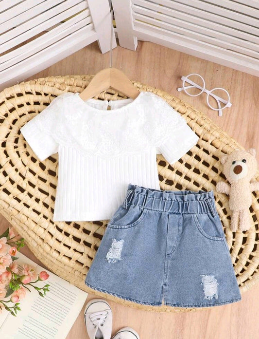 Blusa con encaje + falda de jeans