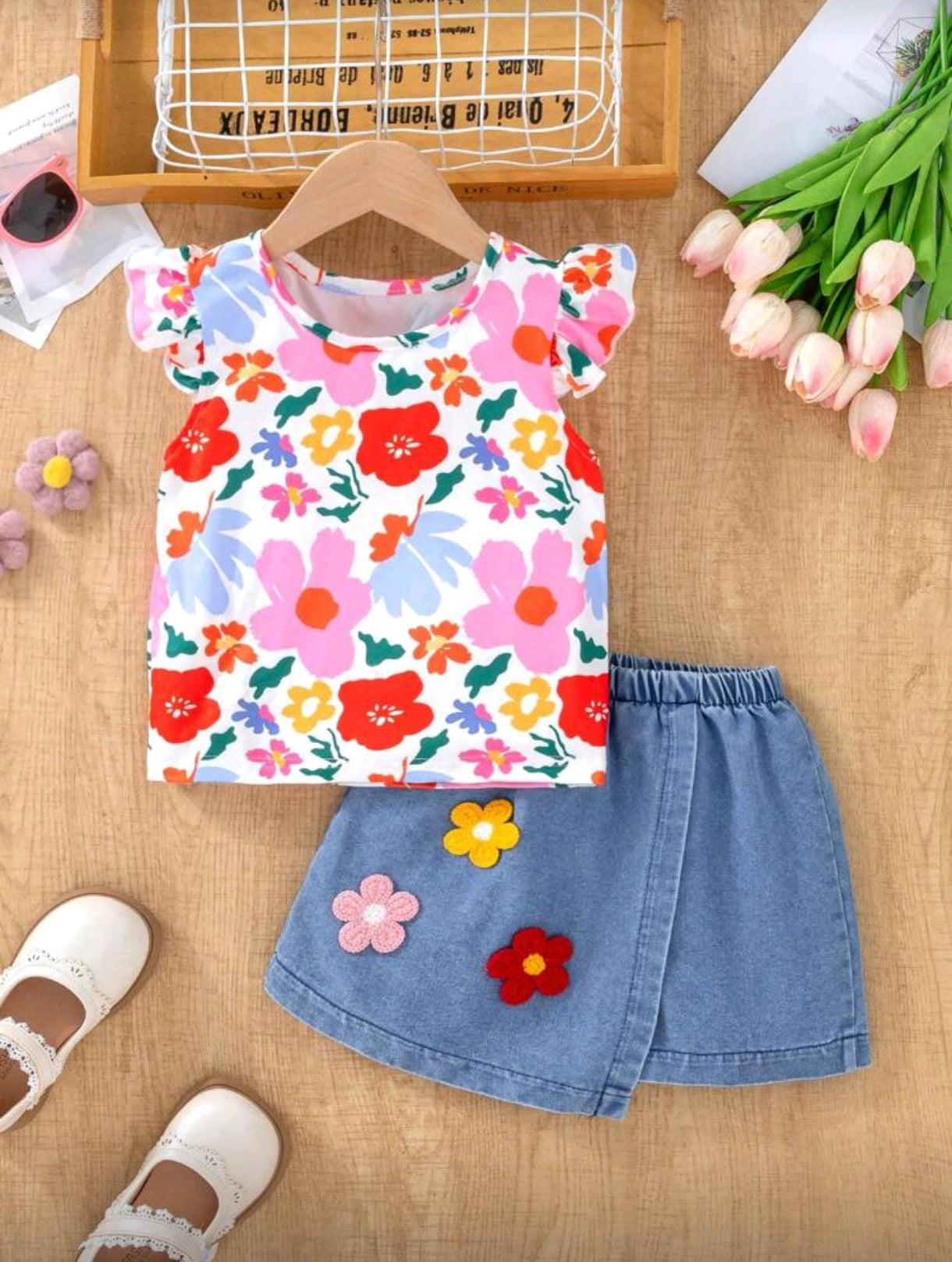 Blusa floral + short pollera de jeans con bordados floral
