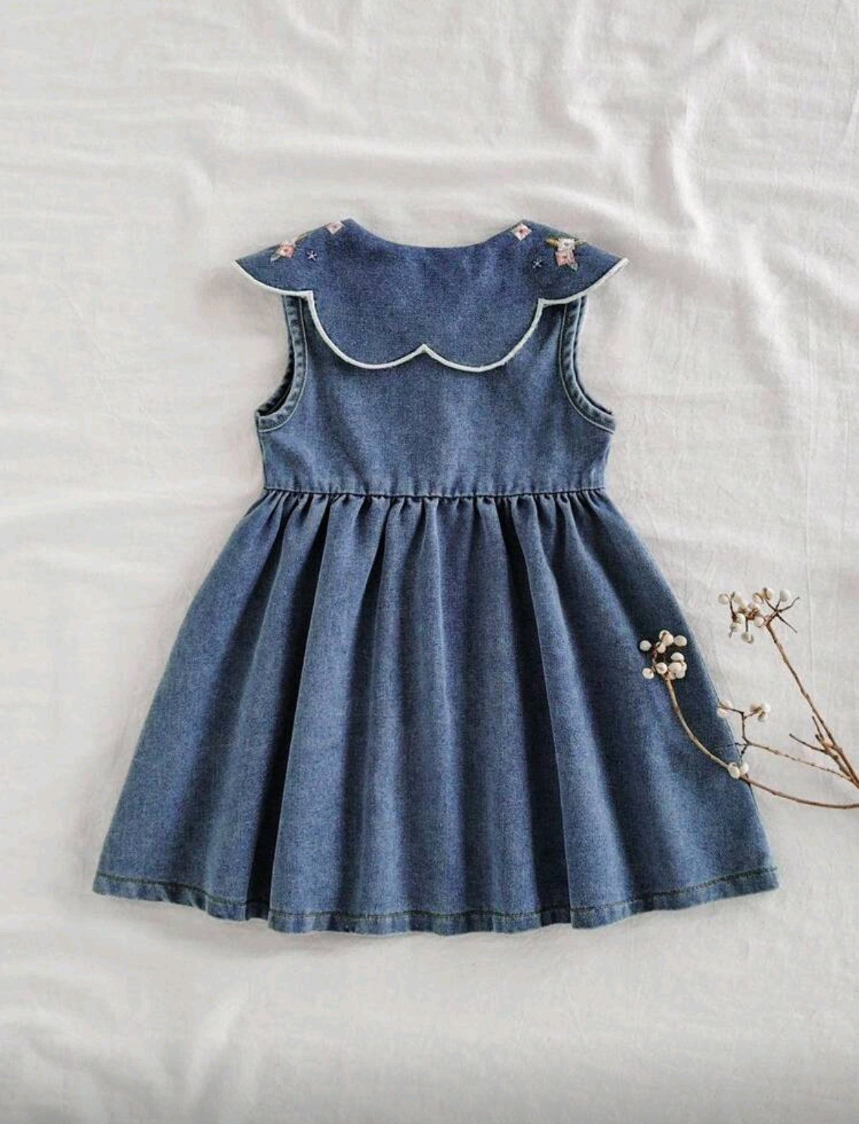 Vestido de jeans sin mangas con bordados