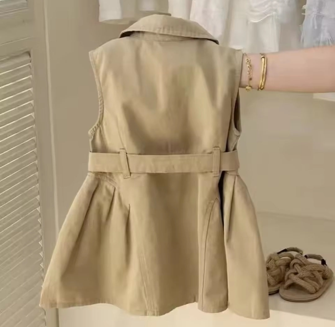 Vestido sin mangas con cinturón