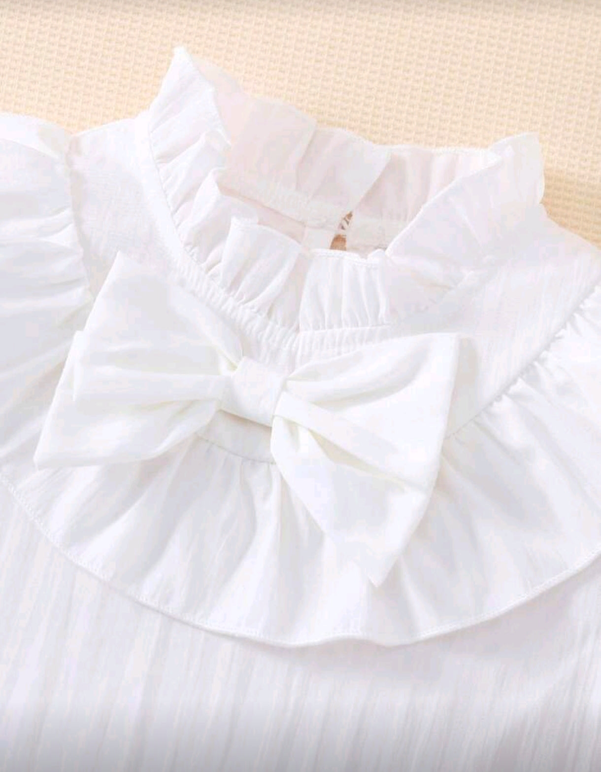 Blusa con cuello y detalles en moño