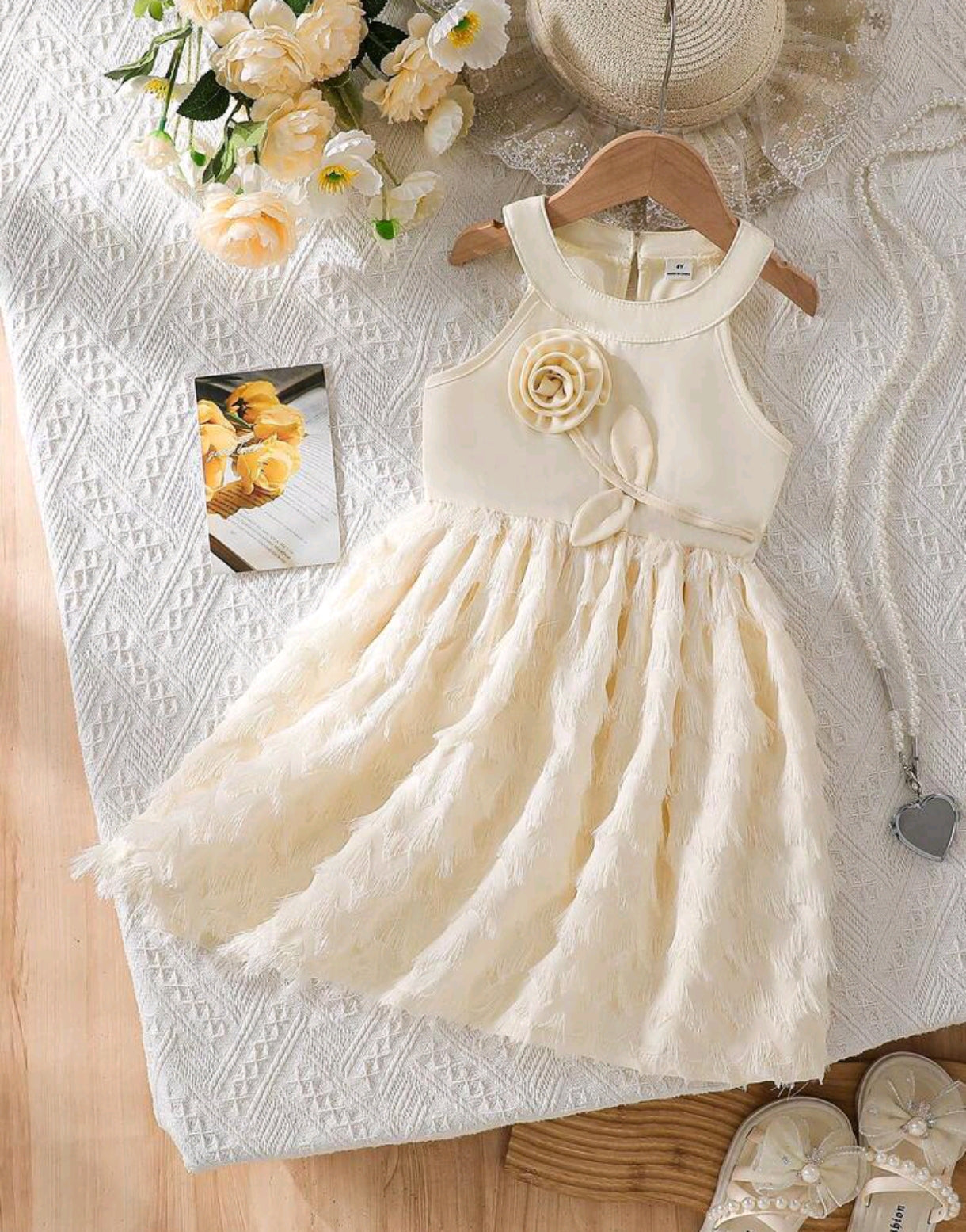 Vestido Chic sin mangas con detalle en flor en el no pecho