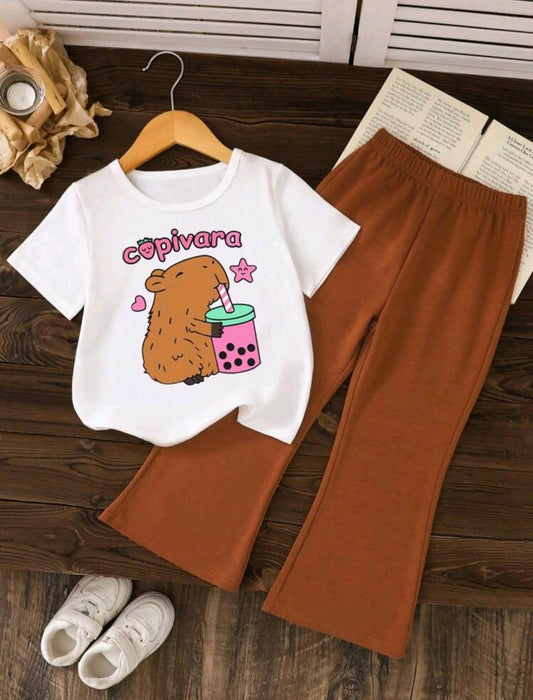 Remera con diseño de capibara + pantalón acampanado