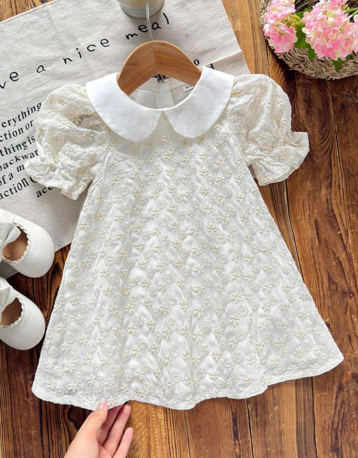 Vestido bebé mangas abullonadas y cuello blanco y  bordados