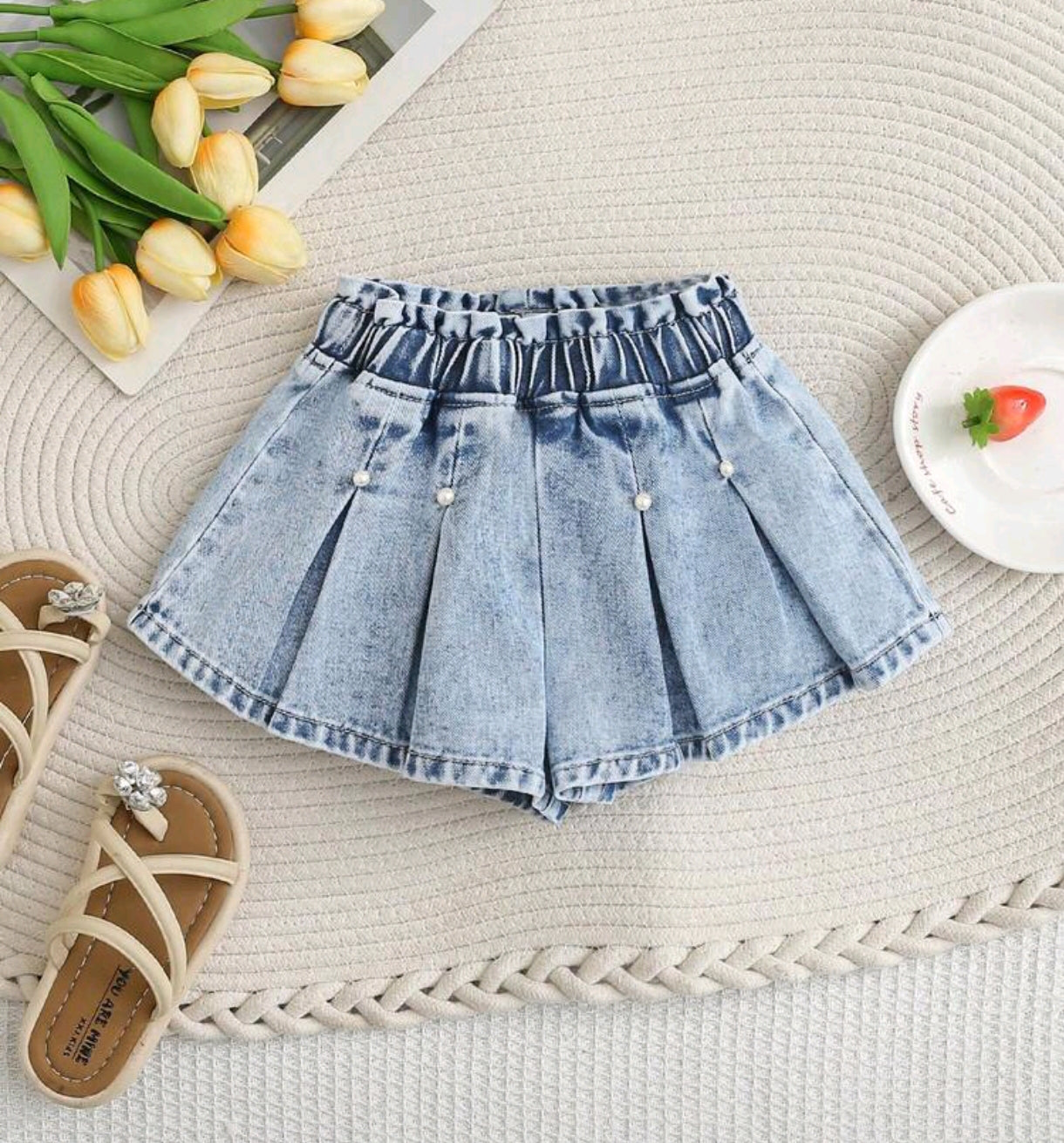 Short de Jeans plisado con detalles en perlitas