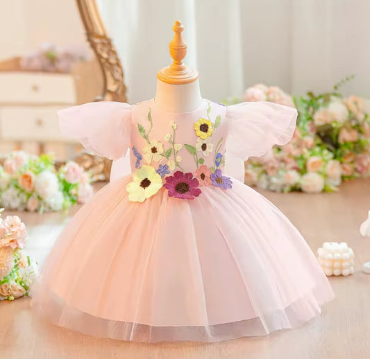 Vestido elegante con bordados floral