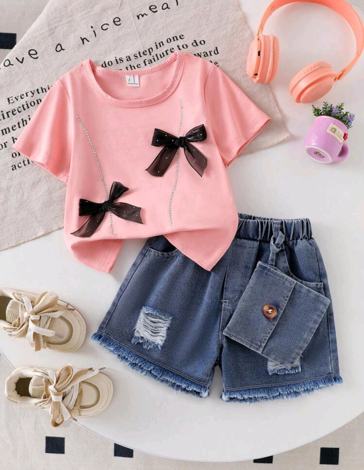 Remera con moños + short de jeans ( incluye el bolsito)