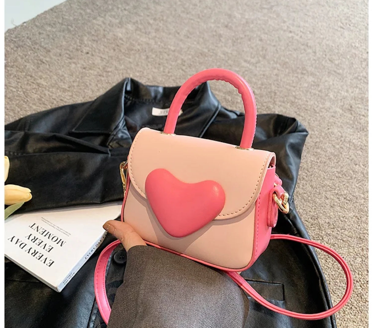 Acc. carterita Bandolera con diseño de corazón