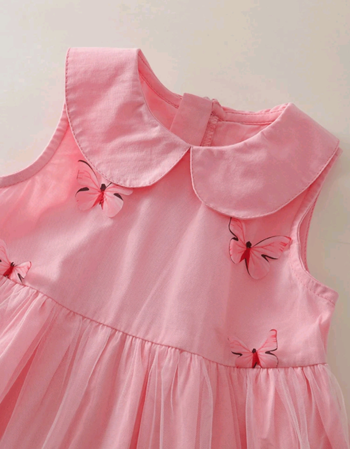Vestido sin mangas con cuello con detalles de mariposas