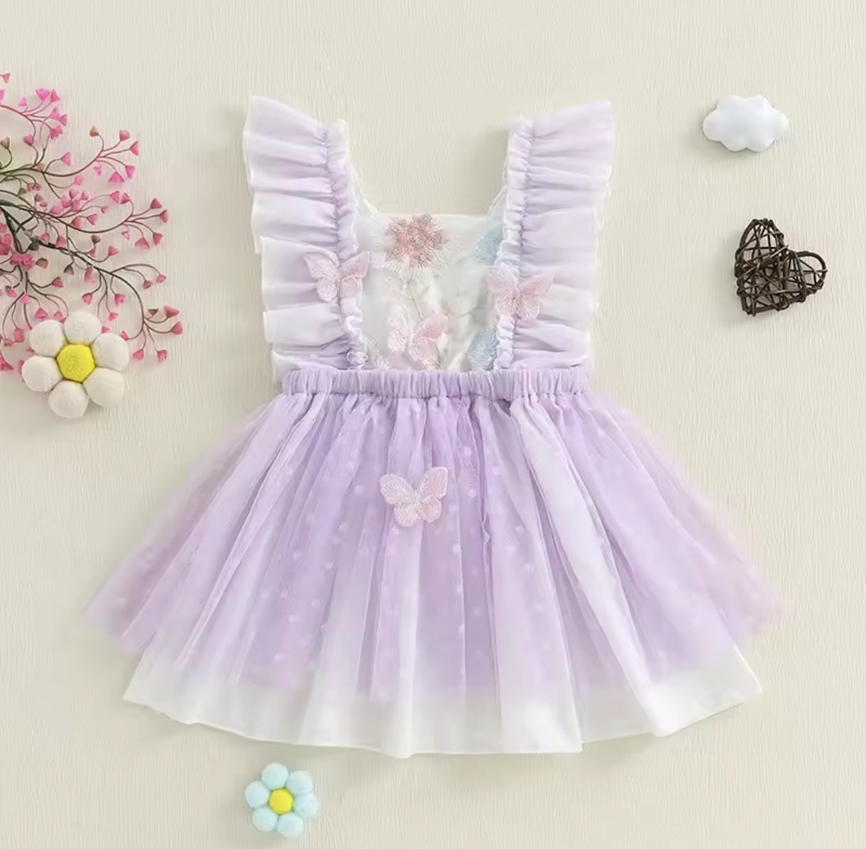 Vestido con bordados de flores y mariposas