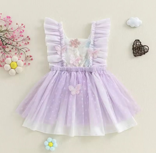 Vestido con bordados de flores y mariposas