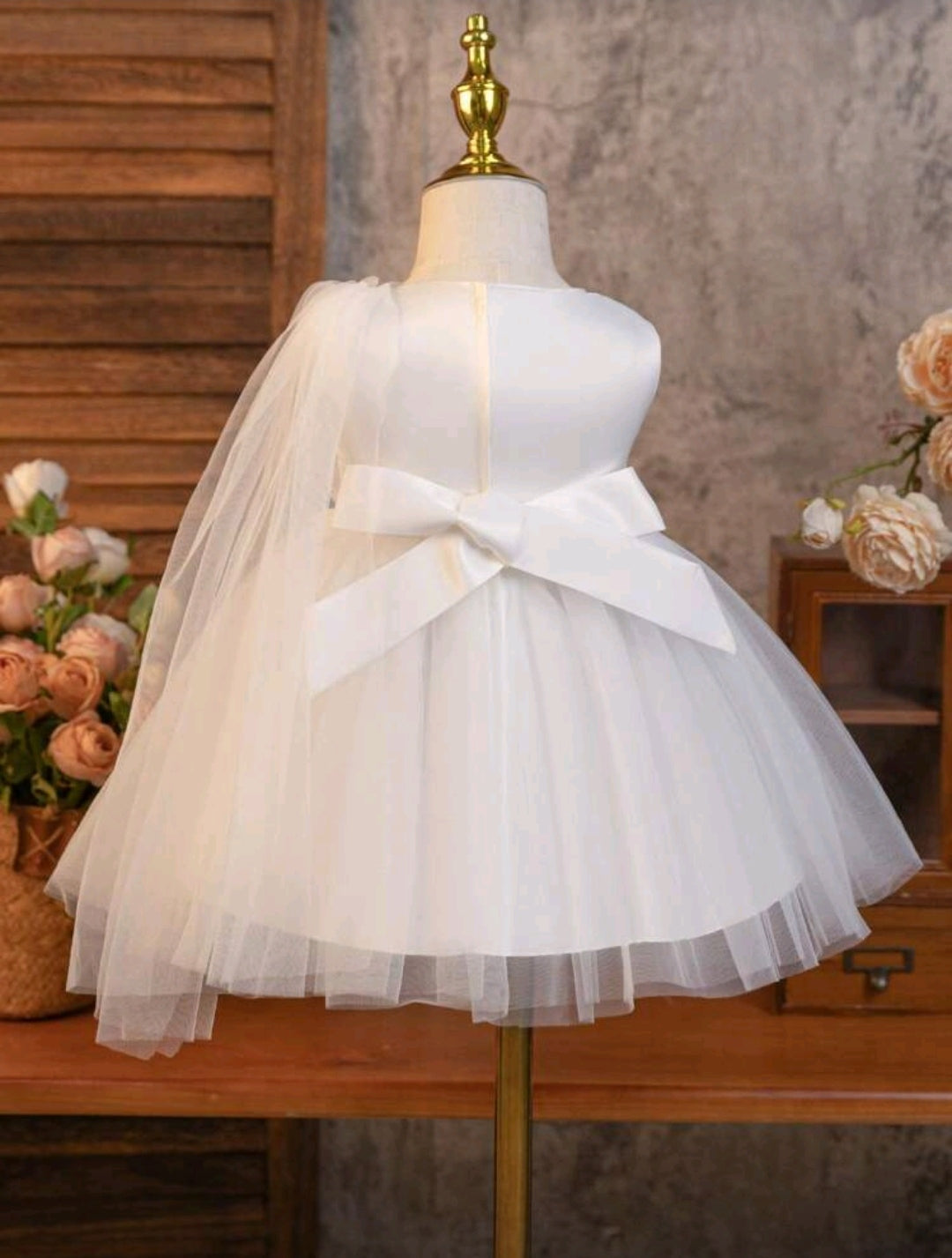 Vestido blanco elegante con tul