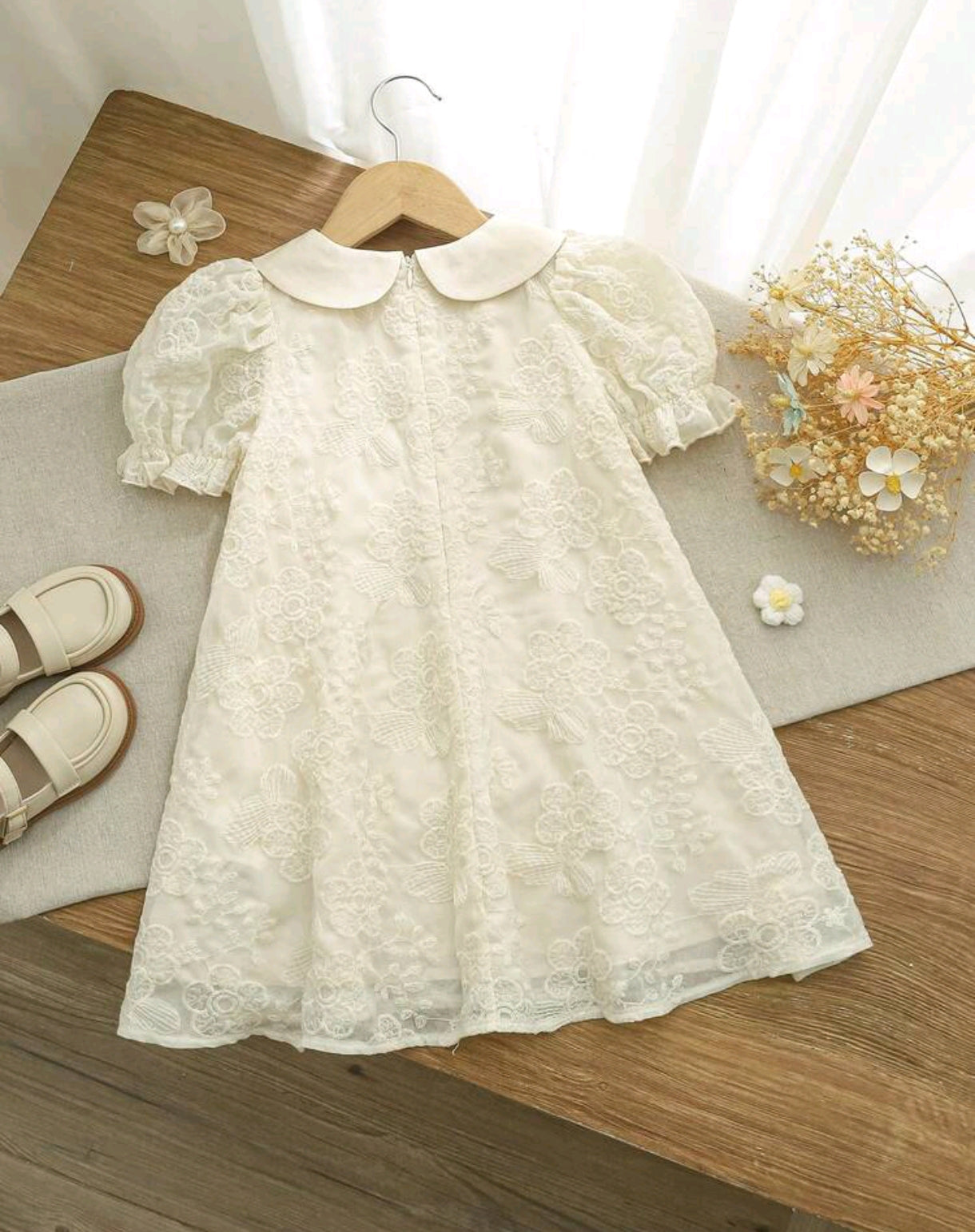 Vestido de renda con mangas