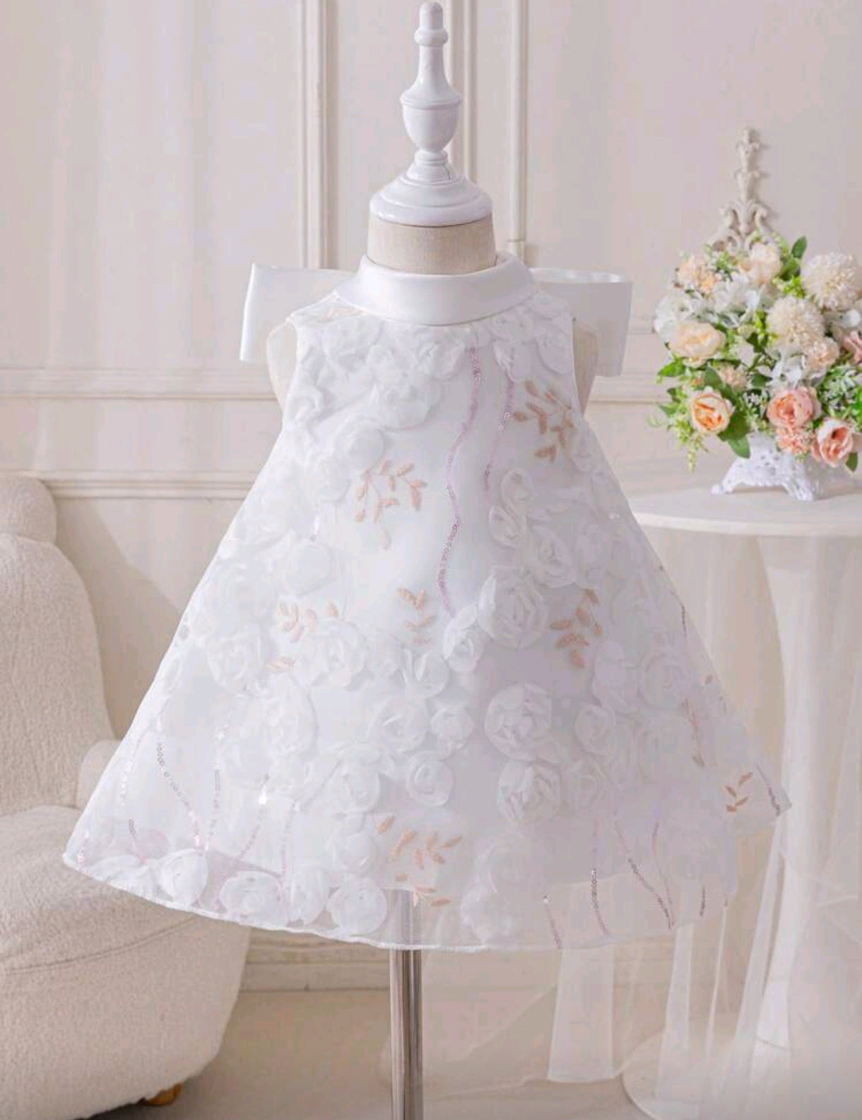 Vestido blanco chic con detalles en flores y lazo