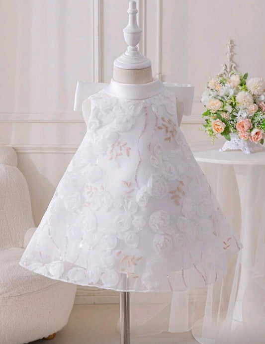 Vestido blanco chic con detalles en flores y lazo