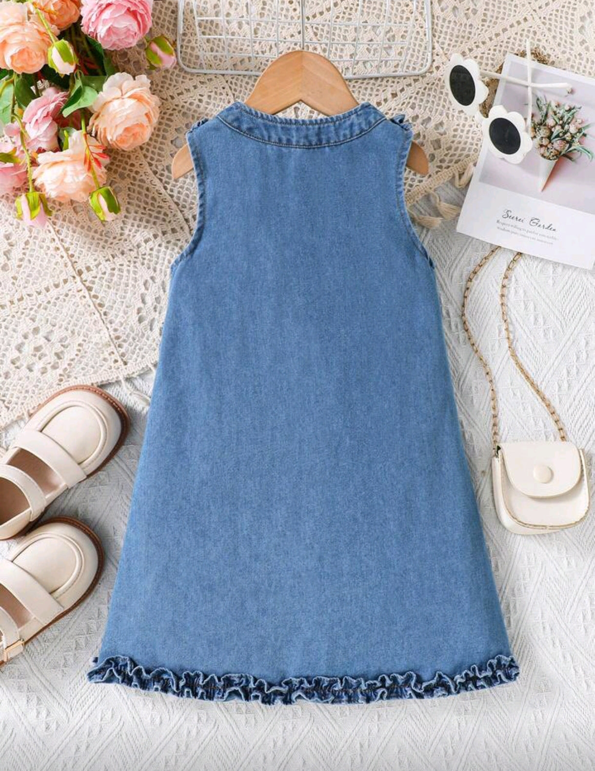 Vestido de jeans sin mangas con detalles en botones y dobladillos