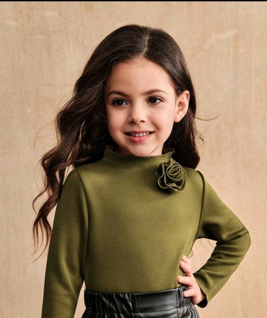 Mangas largas minimalistas con detalle de flor