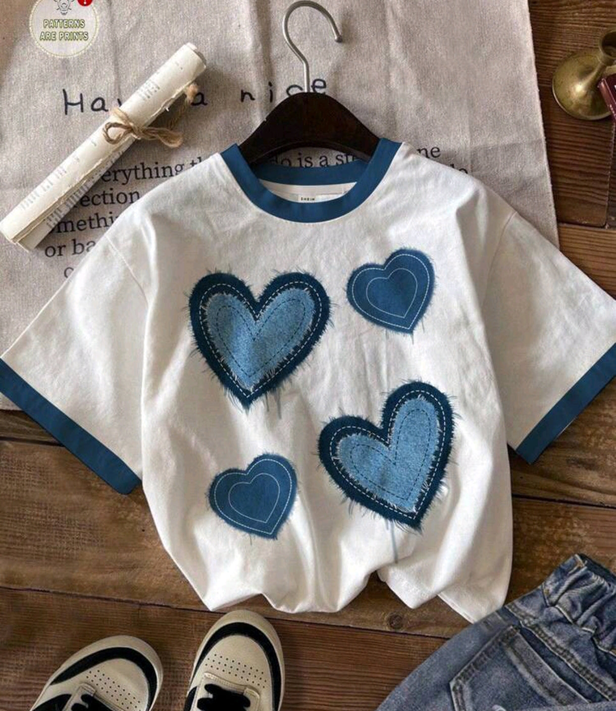 Remera blanca con estampa de corazones