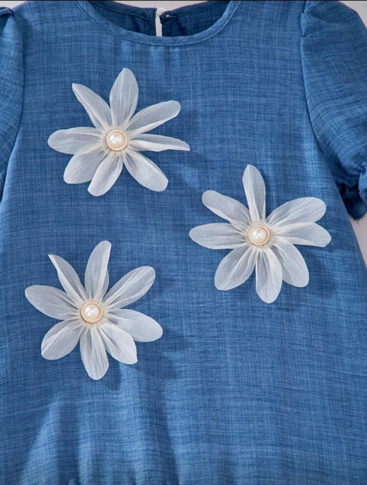 Vestido con mangas y plisado con detalles en flores 3D