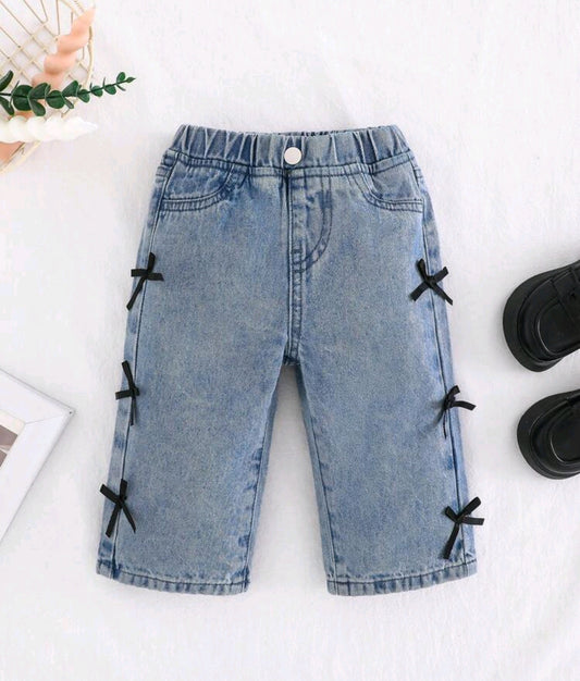 Pantalón de jeans para bebé con detalles en moños