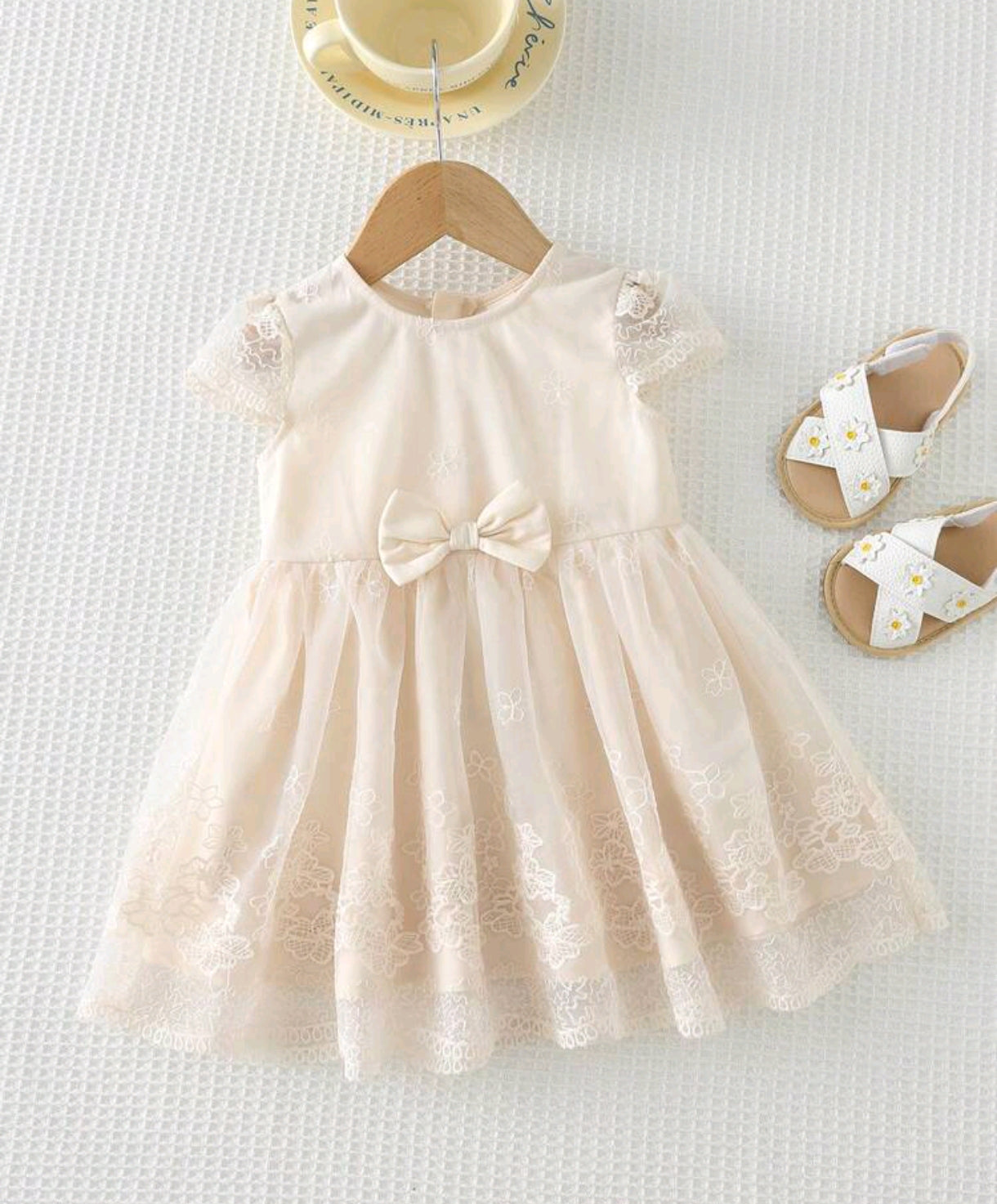 Vestido bebe de renda cuello redondo